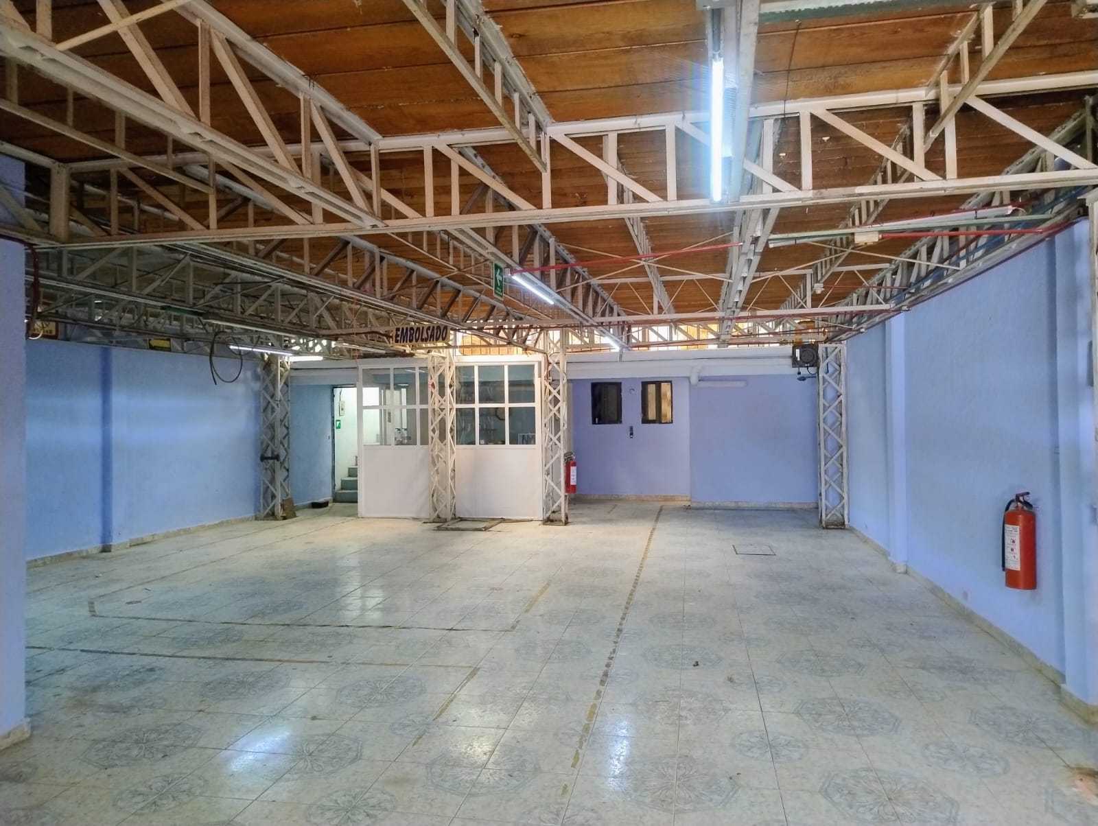 Interior de la bodega con estructura tipo armadura y amplio piso libre