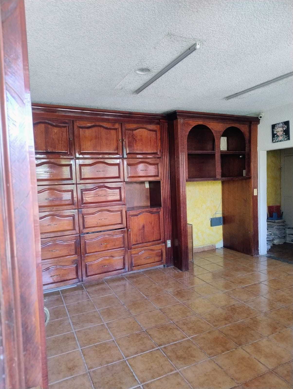 Oficina actual con mobiliario fijo de madera
