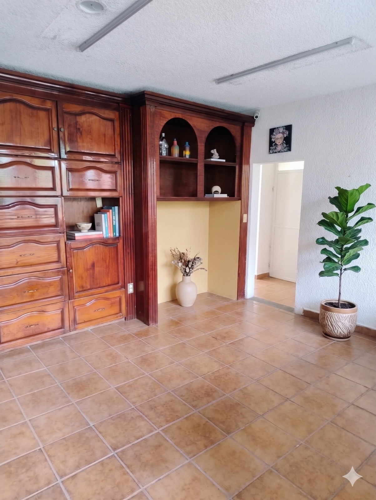 Render de oficina con muebles de madera restaurados