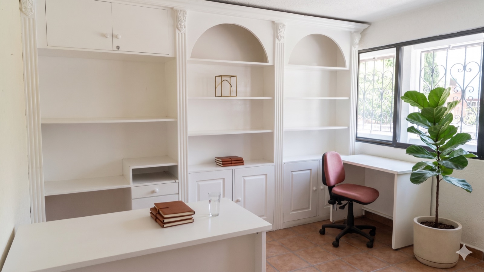 Render de oficina minimalista blanca con escritorio
